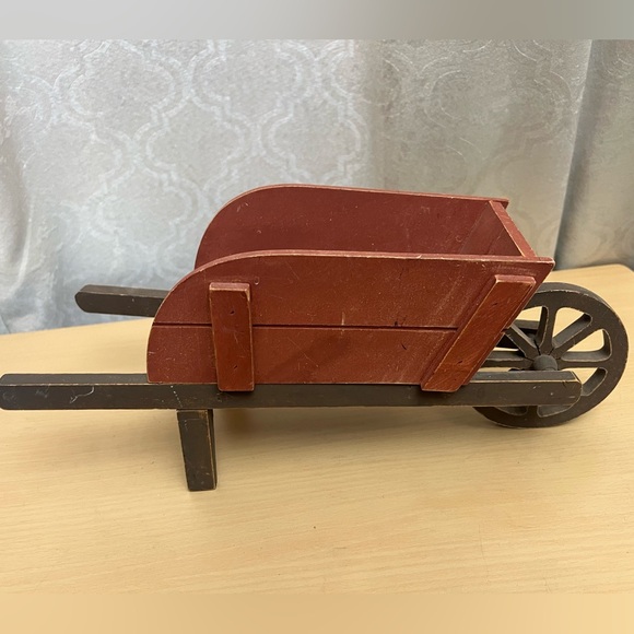 Distressed/rustic wheelbarrow. - Picture 7 of 12